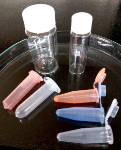 Skleněné vialky a plastové mikrotuby ideální k odběru a skladování vzorků