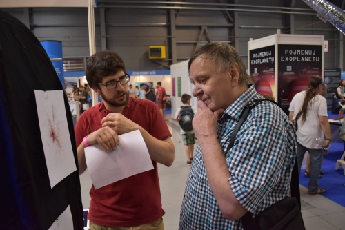 Jakub Šlégl (zleva) vysvětluje model kosmického záření bývalému redaktorovi časopisu ABC mladých techniků a přírodovědců