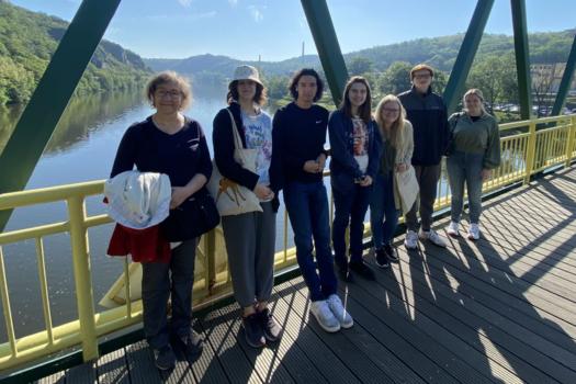 Anna Tlamichová a studenti North Caroline State University z USA na řežském mostě