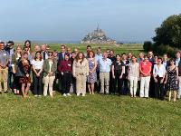 Účastníci workshopu «Barrande» 2023, v pozadí hrad Mont-Saint-Michel
