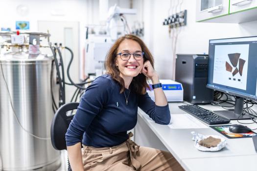 Veronika Brychová in the AMS laboratory