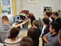 Prague high school students in the NPI spectroscopy laboratory