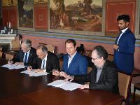 Podpis smlouvy mezi FAIR a ÚJF AV ČR, zleva: J. Blaurock, P. Giubellino, O. Svoboda, A. Kugler, P. Gosh