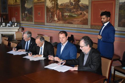Signing of the contract between FAIR and the NPI of the CAS, from the left side: J. Blaurock, P. Giubellino, O. Svoboda, A. Kugler, P. Gosh