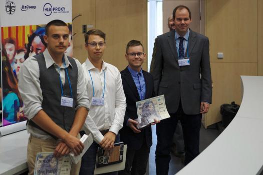 Josef Novák (druhý zprava) z PřF UJEP byl oceněn za diplomovou práci vzniklou na ONF ÚJF