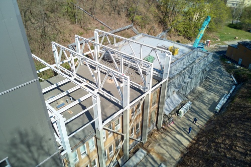 Pohled z dronu na postup první části ocelového skeletu budovy z poloviny dubna 2019