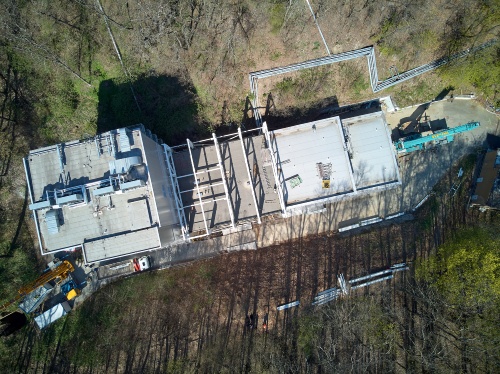 Další pohled z dronu na postup první části ocelového skeletu budovy z poloviny dubna 2019