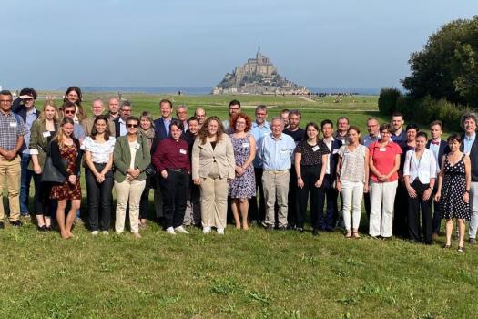 Účastníci workshopu «Barrande» 2023, v pozadí hrad Mont-Saint-Michel