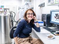Veronika Brychová in the AMS laboratory