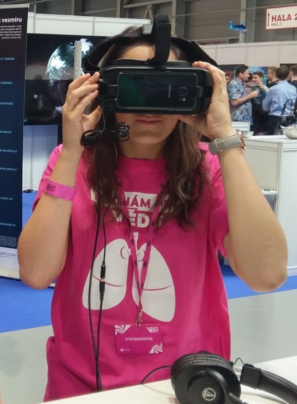 A headset and special glasses with a Samsung mobile were enough for the feeling of hovering in the gondola balloon several km above the Earth's surface
