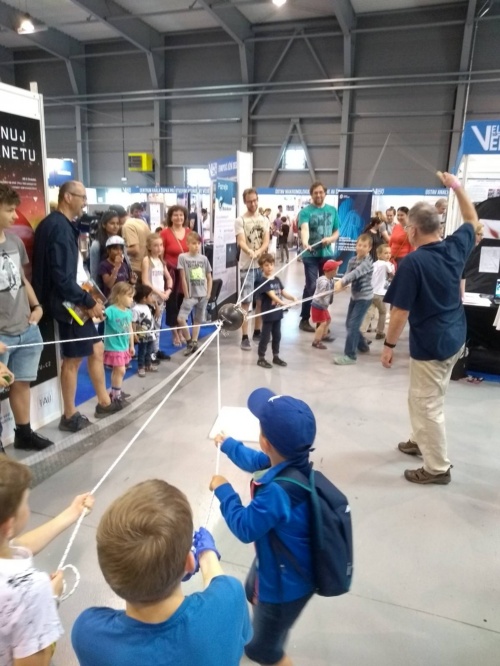 V. Semián (zprava) startuje pokus o odtržení Magdeburských polokoulí na Veletrhu vědy 2019