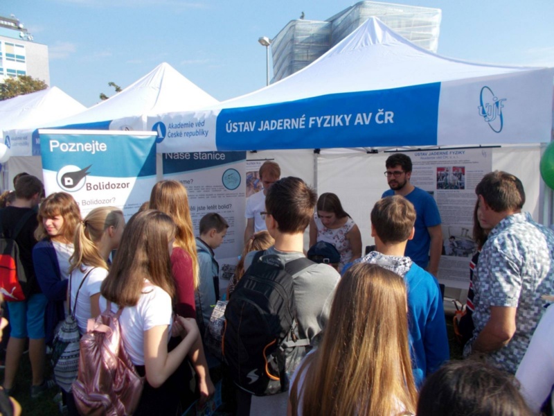 Soon after the start of the event, a number of people interested in our stand has grown considerably
