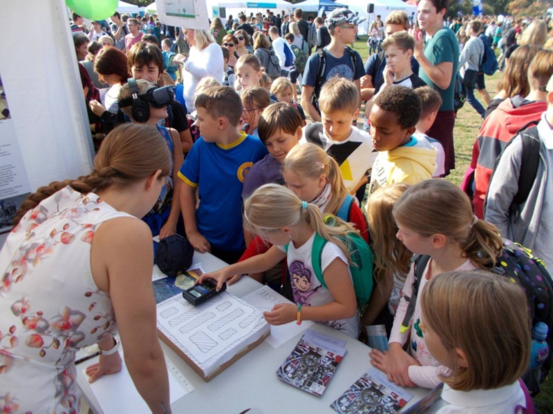 Martina Lužová performs Uranus maze, one of the small visitors on the left side is completely absorbed in the VR world